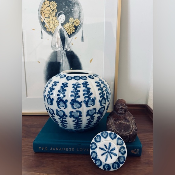 Vintage Porcelain Blue and White Round Melon Ginger Jar with Lid | Chinoiserie - Picture 2 of 5